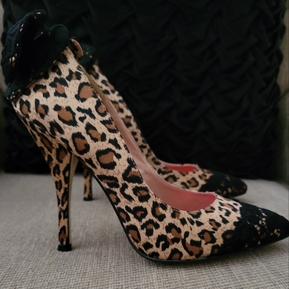 FREDERICK'S OF HOLLYWOOD LEOPARD PRINT LACE DETAIL PUMP - Picture 5 of 12